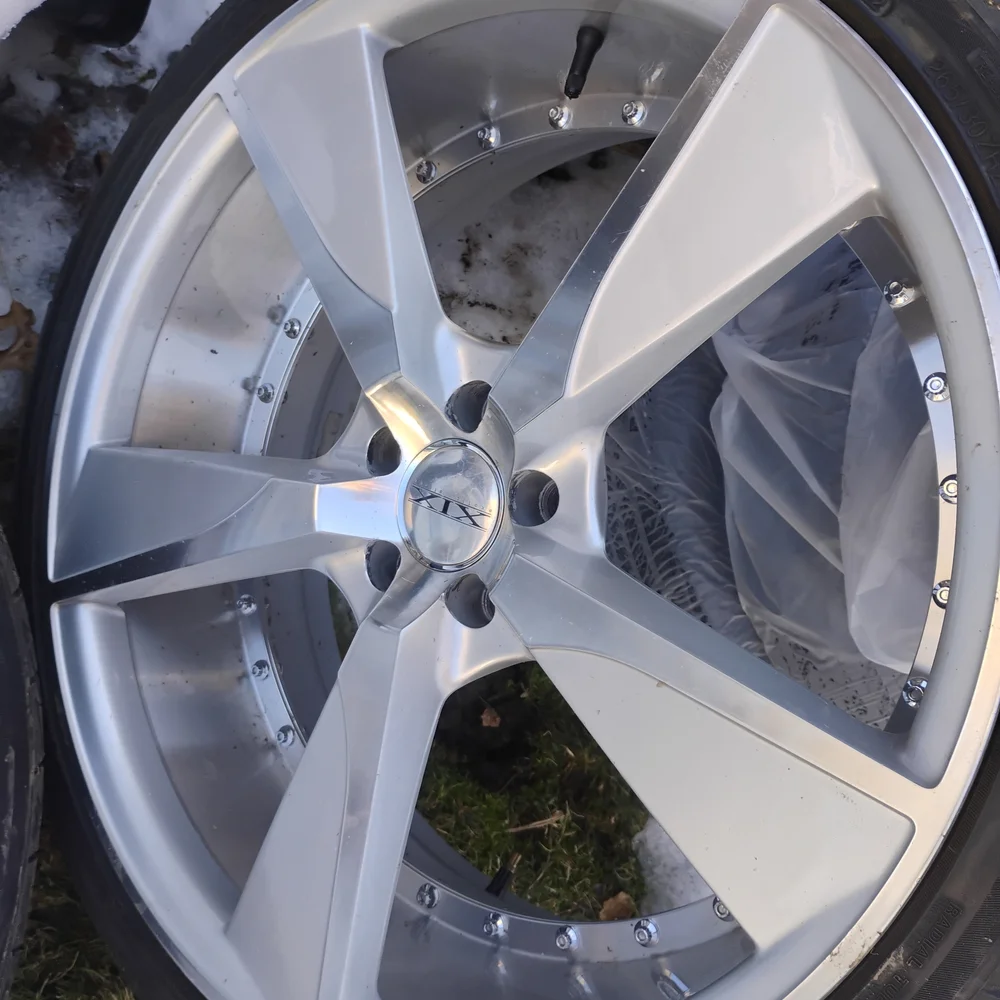 Silver Car Wheel Rim - Picture 1 of 5